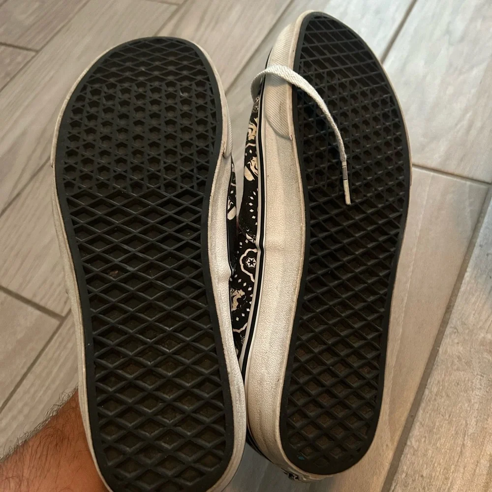 Vans men’s starwars  Black and White Sneakers - Picture 2 of 4